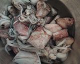 Foto langkah ke 1 dari resep Cumi masak hitam.