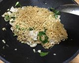 รูปขั้นตอนการทำที่ 3 ของ ผัดมาม่าน้ำข้น🍜
