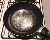 Foto langkah ke 6 dari resep Makanan AnakRoti Telur Goreng Isi Salmon.