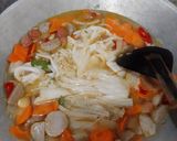 Foto langkah ke 5 dari resep Capcay Kuah Jamur Enoki Ala Resto 🥘.