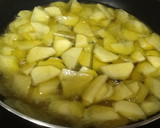 Foto del paso 5 de la receta: Sartén de patatas, huevos y salchichas con queso mozarella