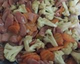 Foto langkah ke 4 dari resep Tumis Kembang Kol+Wortel+Sosis.