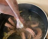 Foto del paso 4 de la receta: Pulpo a la plancha con papas arrugadas y mojo