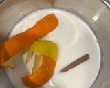 Foto del paso 1 de la receta Leche aromatizada para el roscón con agua de azahar