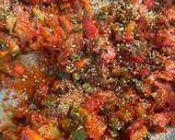 Foto del paso 3 de la receta: Empanada rápida de verduras y atún 🥒🍅