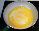 Foto del paso 2 de la receta: Huevos revueltos con bonito y sofrito de tomate