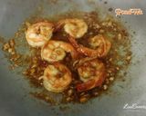 รูปขั้นตอนการทำที่ 3 ของ กุ้งผัดดอกไม้กวาด