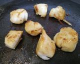 A picture of step 1 of Pan fried scallops with wilted spinach.
