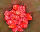 A picture of step 1 of Simple strawberry shake.