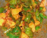 A picture of step 4 of Capsicum Potato dry sabzi.