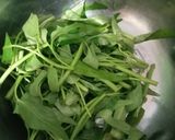 Foto langkah ke 1 dari resep Tumis Kangkung Saos Tiram.