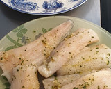 Foto del paso 1 de la receta: Merluza en salsa de morrón con puerro