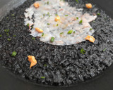 Foto del paso 12 de la receta: Arroz negro v2 con carpaccio de gambas