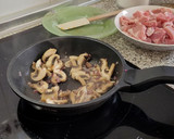 Foto del paso 3 de la receta: Estofado sencillo de cerdo con champiñones