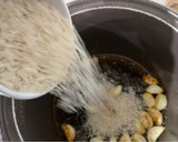 Foto del paso 3 de la receta: Arroz al ajo dorado