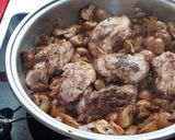 Foto del paso 5 de la receta: Pollo al vino con portobellos