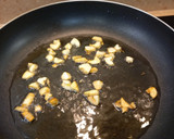 Foto del paso 3 de la receta: Níscalos con ajo y jamón serrano