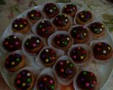 Foto langkah ke 4 dari resep Donat isi selai stawbery tabur rainbow chips.