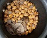 A picture of step 3 of Chole Kulche.