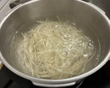Foto del paso 2 de la receta: Tallarines de arroz (noodles) con verduras al wok y sésamo