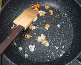 Foto langkah ke 3 dari resep Nasi goreng daun jeruk.
