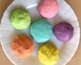 Foto langkah ke 4 dari resep Bola Susu Rainbow.