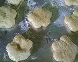Foto langkah ke 4 dari resep donat bunga strowberi.