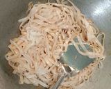 Foto langkah ke 5 dari resep Pad Thai With King Prawns.