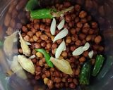 A picture of step 1 of Kala chana uthappaam.