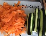 Une image de l'étape 1 de Tagliatelles de courgettes et carottes au bouillon de poisson.