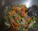 हक्का वेजीज नूडल्स विथ मसाला ए मैजिक(hakka noodles with masala e magic recipe in hindi) रेसिपी चरण 2 फोटो