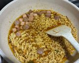 Foto langkah ke 3 dari resep Mie seblak goreng.