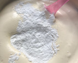 Foto del paso 2 de la receta: Minis bizcochuelo Sin tacc para el mate con 4 Ingredientes. Súper húmedo y fácil