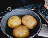Foto langkah ke 1 dari resep Baked Potatoes with Broccoli and Cheese.