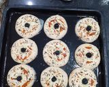 صورة لخطوة 3 من وصفة ميني بيتزا 🍕