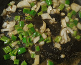 Foto del paso 3 de la receta: Lubina con gambas y almejas en salsa