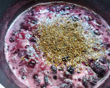 Foto del paso 2 de la receta: Mermelada de frutillas y arándanos sin azúcar 👶🏻🍓