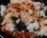 Foto langkah ke 3 dari resep Nasi goreng ikan asin.