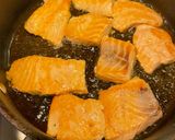 Hình bước làm 2 của món Salmon with whipping cream sauce (cá hồi sốt kem tươi)