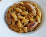 Foto del paso 7 de la receta: Butifarras encebolladas al vermut con alubias