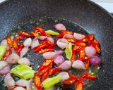 Foto langkah ke 4 dari resep Ayam Ketumbar Oseng Bawang.