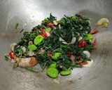 Foto langkah ke 4 dari resep Tumis Pucuk Labu Pete.