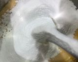 Hình bước làm 2 của món Bánh bông lan dâu tằm