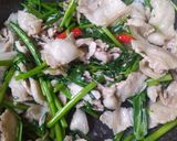 รูปขั้นตอนการทำที่ 2 ของ ผัดผักบุ้งหมูสามชั้นสไลด์