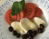 Foto del paso 1 de la receta: Crostini Caprese al ajo con aceitunas negras