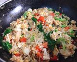 รูปขั้นตอนการทำที่ 1 ของ ข้าวผัดไก่ยอ +น้ำปลาพริก🍚🐔