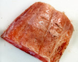 Foto del paso 1 de la receta: Carpaccio de salmón curado con un toque cítrico