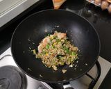 รูปขั้นตอนการทำที่ 5 ของ ข้าวผัดกุ้งสไตล์คาเฟ่