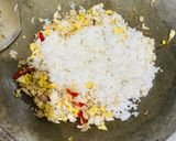 Foto langkah ke 4 dari resep Nasi Goreng Ayam Suwir.