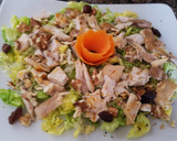 Foto del paso 3 de la receta: Ensalada con pollo, aguacate, frutos secos, semillas y queso